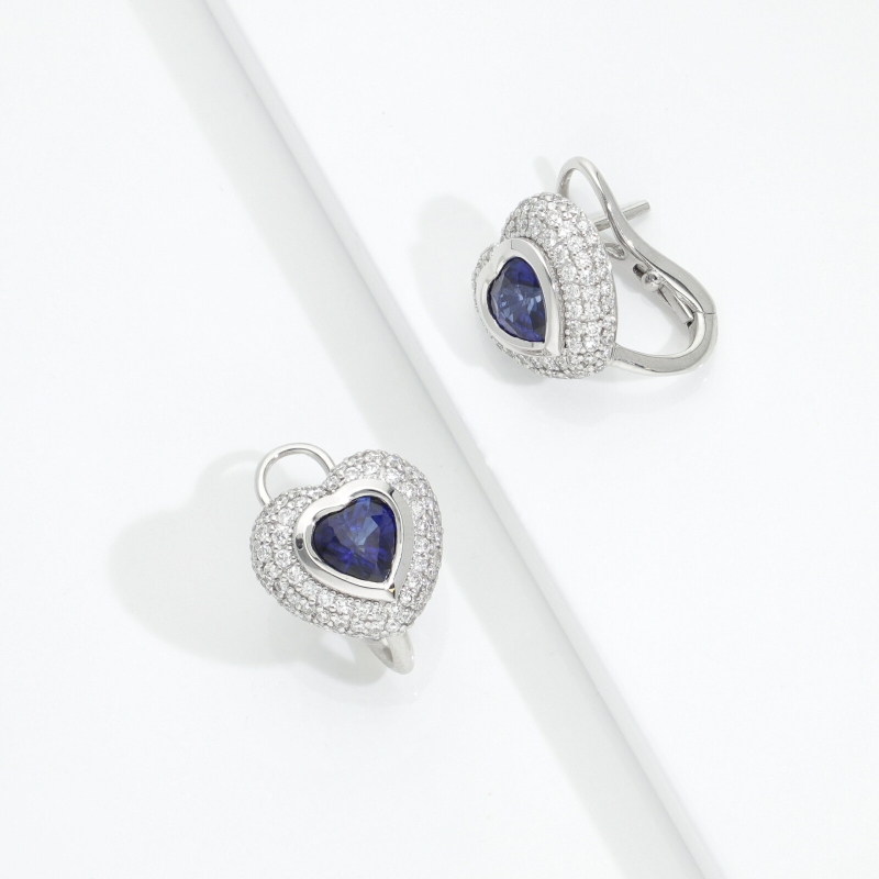 Orecchini cuore in oro bianco 18k con zaffiro blu e diamanti