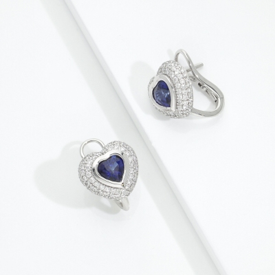 Orecchini cuore in oro bianco 18k con zaffiro blu e diamanti