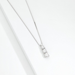 Collana trilogy a scalare in oro bianco 18k con diamanti, 0,50ct