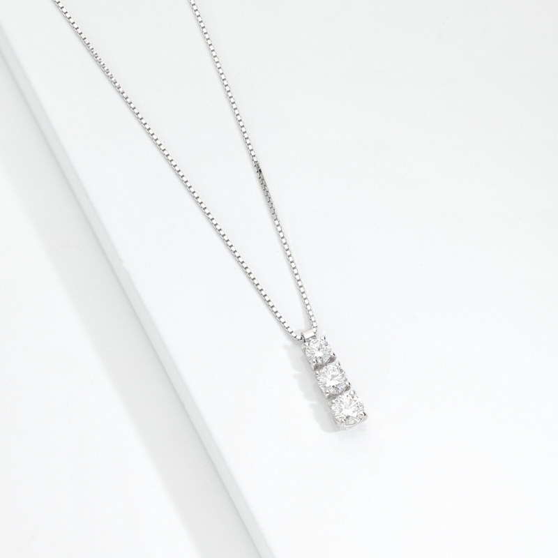 Collana trilogy a scalare in oro bianco 18k con diamanti, 0,50ct