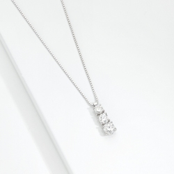 Collana trilogy a scalare in oro bianco 18k con diamanti, 0,70ct