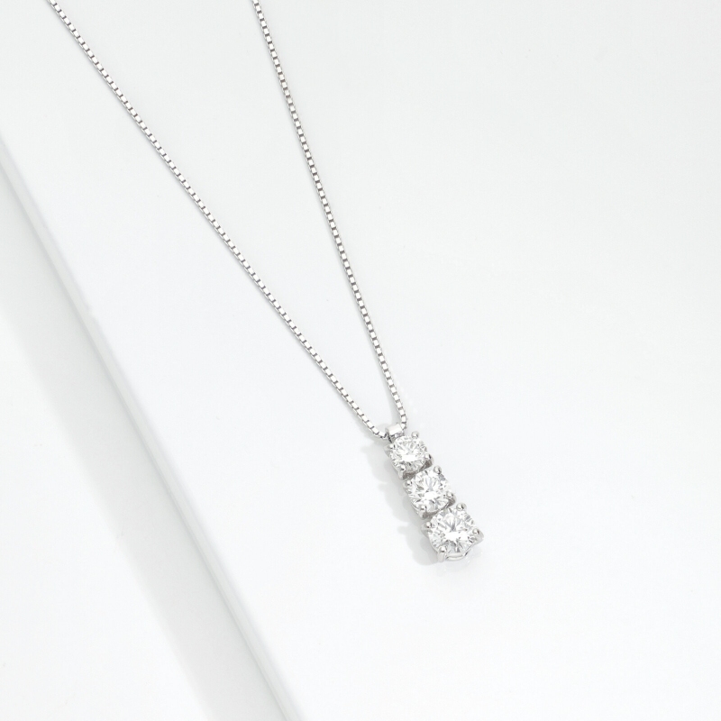 Collana trilogy a scalare in oro bianco 18k con diamanti, 0,70ct