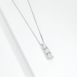Collana trilogy a scalare in oro bianco 18k con diamanti, 0,95ct