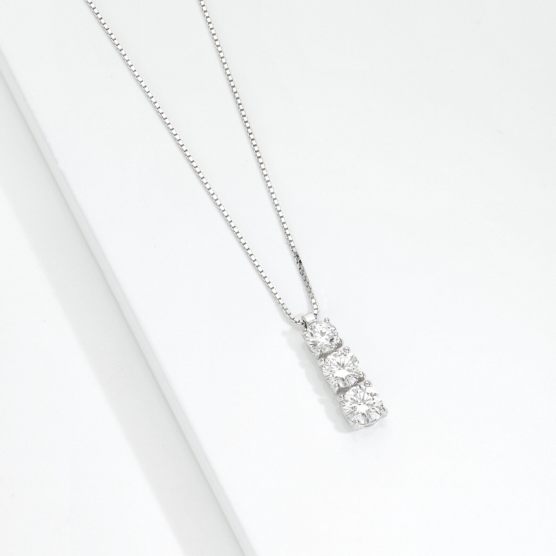 Collana trilogy a scalare in oro bianco 18k con diamanti, 0,95ct