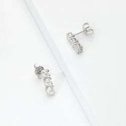 Orecchini trilogy a scalare in oro bianco 18k con diamanti