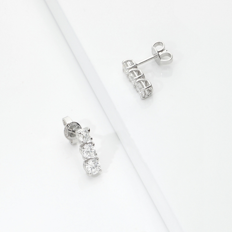Orecchini trilogy a scalare in oro bianco 18k con diamanti