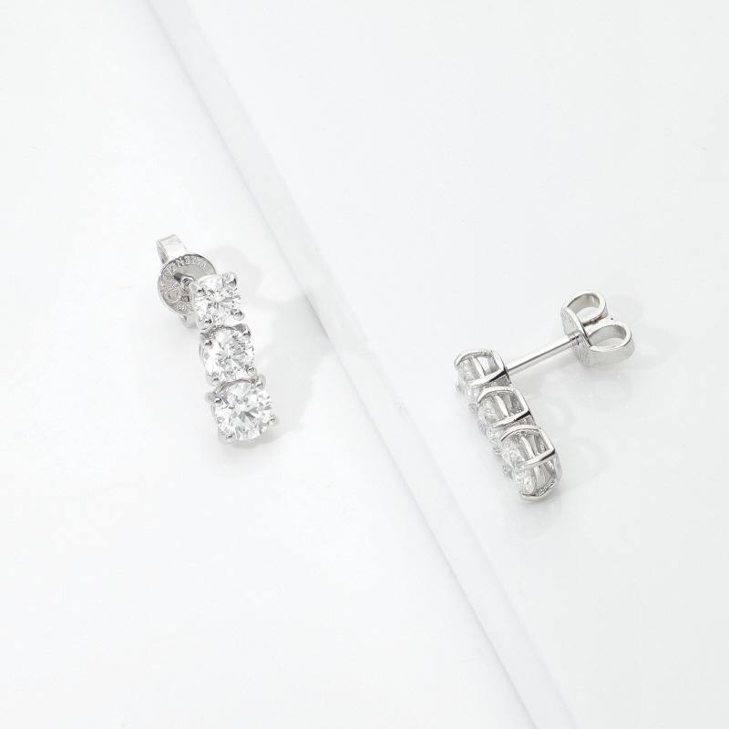 Orecchini trilogy a scalare in oro bianco 750 con diamanti