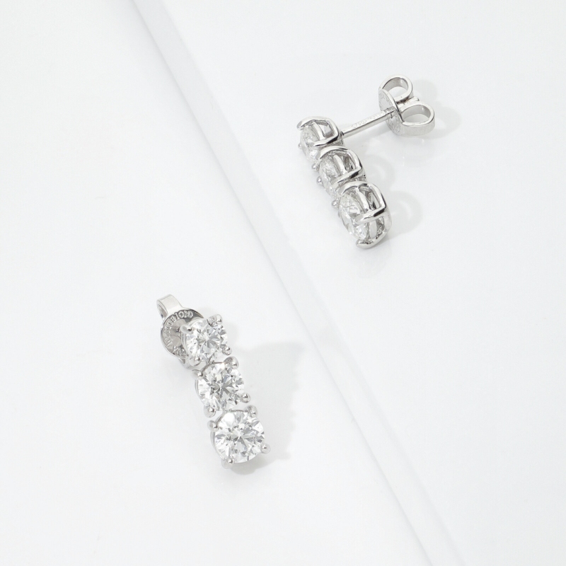 Orecchini trilogy a scalare in oro bianco 18k impreziositi da diamanti