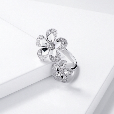 Anello in oro bianco 18k fiori con diamanti