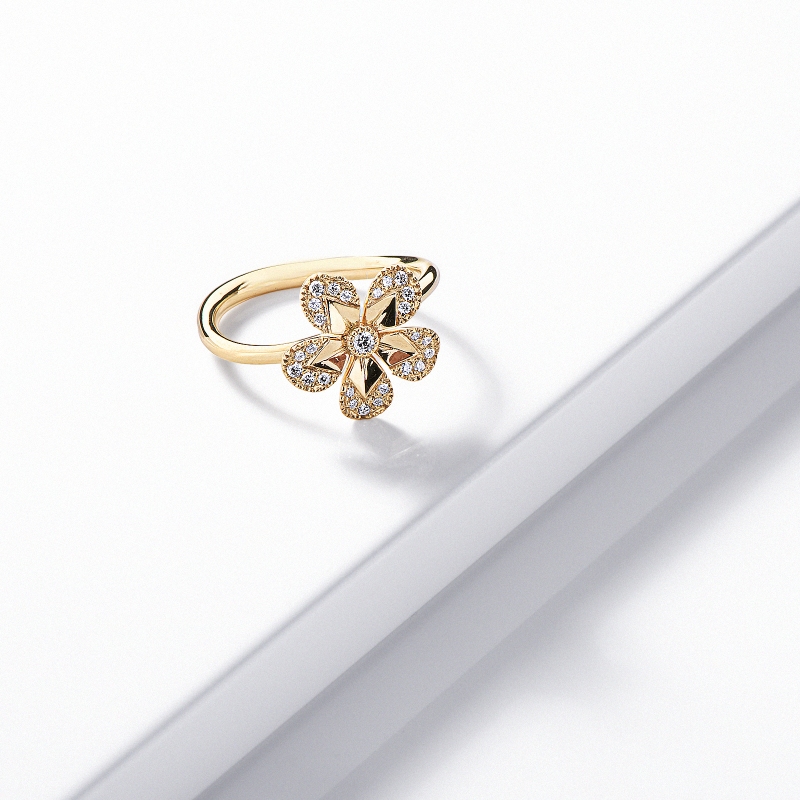 Anello a fiore in oro giallo 18k con petali in diamanti