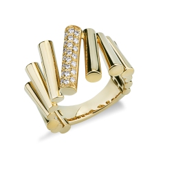 Anello in oro giallo 18k con dettagli scultorei e pavé di diamanti