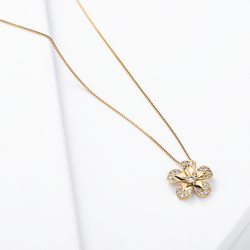 Collana fiore in oro giallo 18k con diamanti
