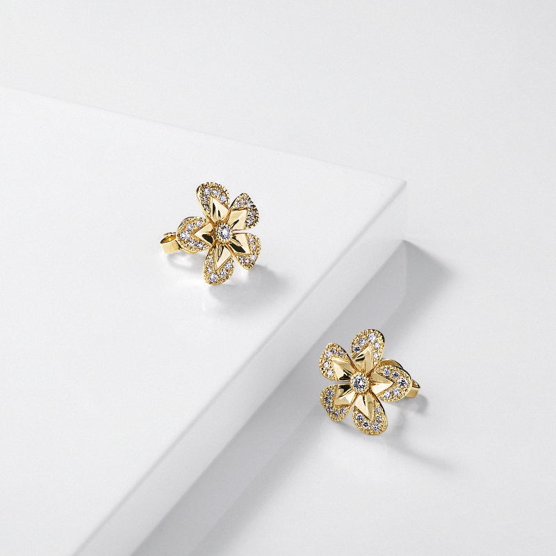 Orecchini in oro giallo 18k fiori con diamanti