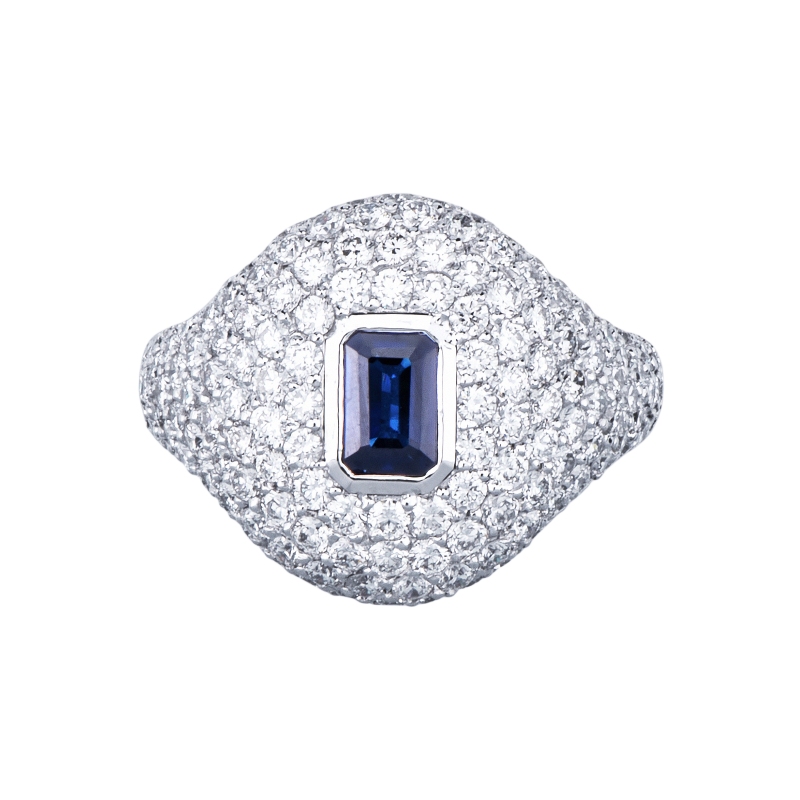 Anello in oro bianco 18k con pavé in diamanti e zaffiro blu centrale