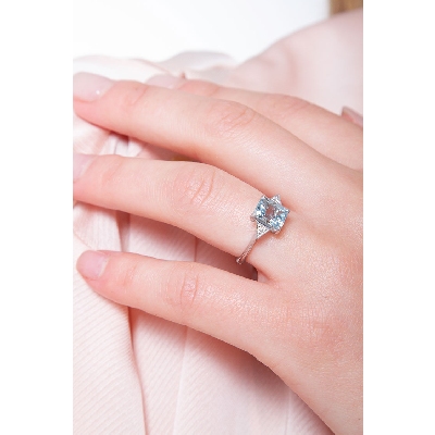 18k white gold ring with aquamarine and diamonds