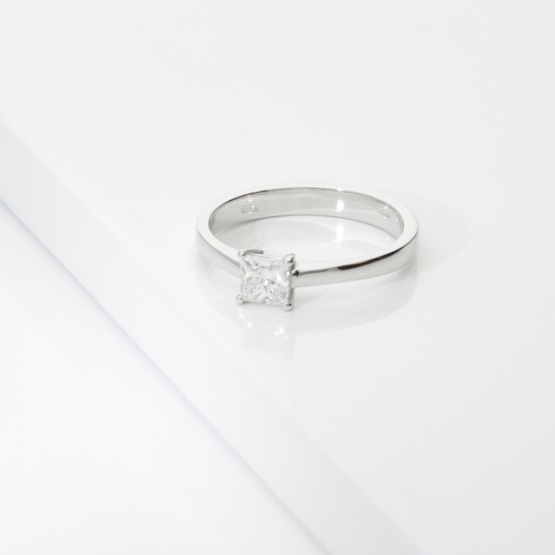 Anello con diamante taglio princess 0.50ct  GIA in oro bianco 18k