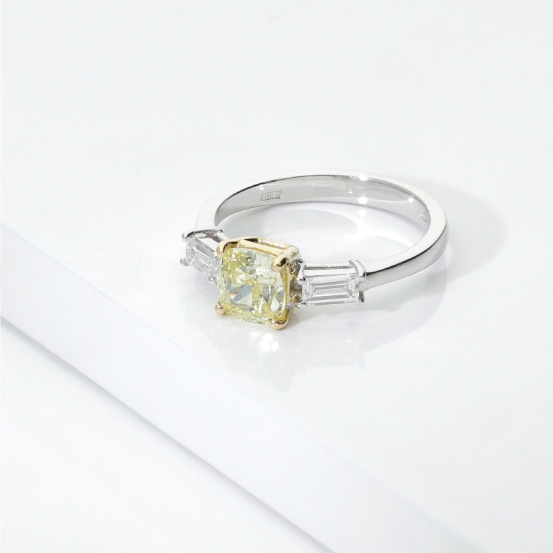 Anello in oro bianco e giallo 18k con diamante fancy yellow e diamanti laterali. PREZZO SU RICHIESTA.