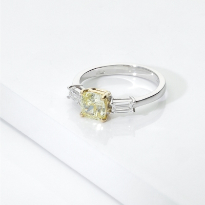 Anello in oro bianco e giallo 18k con diamante fancy yellow e diamanti laterali. PREZZO SU RICHIESTA.