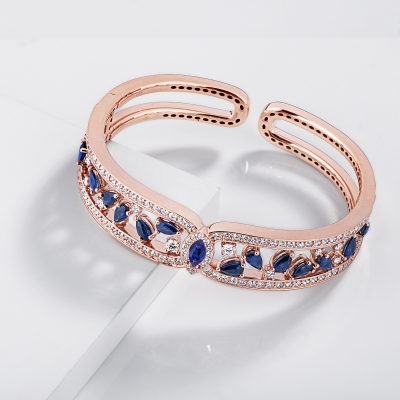 Bracciale semi rigido in oro rosa 750 con zaffiri blu e diamanti