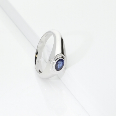 Anello solitario uomo con zaffiro blu in oro bianco 18k
