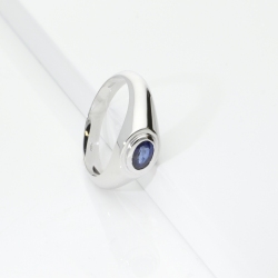 Anello solitario uomo con zaffiro blu in oro bianco 18k 2