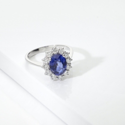 Anello contorno oro bianco 18k con zaffiro blu e diamanti