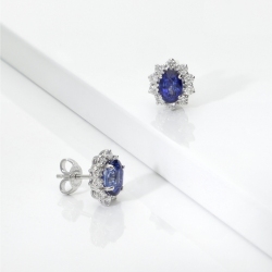 Orecchini rosetta zaffiro blu e diamanti in oro bianco 18k