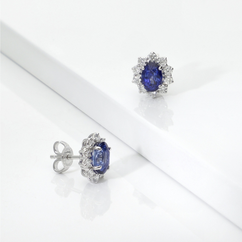 Orecchini rosetta zaffiro blu e diamanti in oro bianco 18k