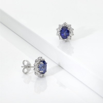 Orecchini rosetta zaffiro blu e diamanti in oro bianco 18k