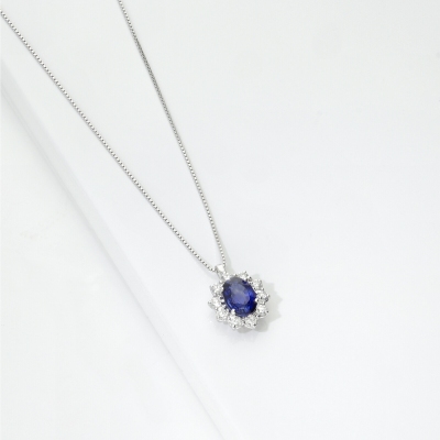 Collana rosetta zaffiro blu e diamanti in oro bianco 18k
