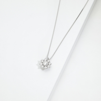 Collana in oro bianco 750 con fiore in diamanti