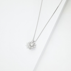 Collana in oro bianco 750 con fiore in diamanti 2