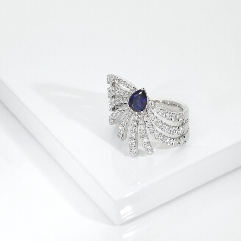 Anello fascia design oro bianco 18k con diamanti e zaffiro blu a goccia 