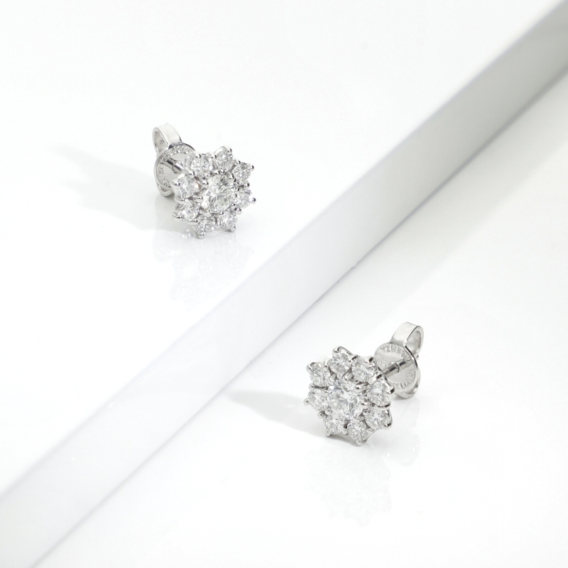 Orecchini con diamanti a fiore in oro bianco 18k