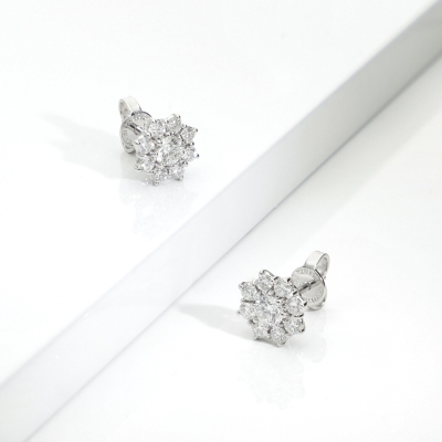 Orecchini con diamanti a fiore in oro bianco 18k