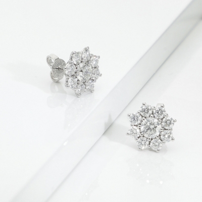 Orecchini a fiore con diamanti in oro bianco 18k