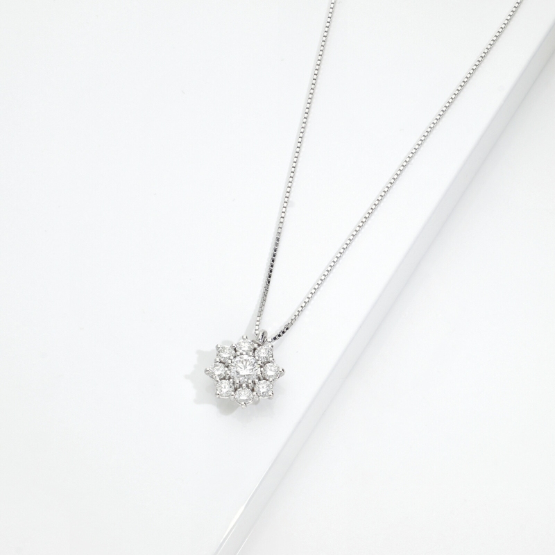 Collana in oro bianco 18k con fiore di diamanti
