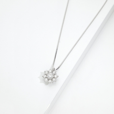 Collana in oro bianco 18k con fiore di diamanti