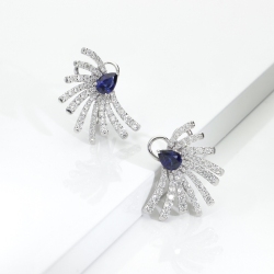 Orecchini design con zaffiri blu a goccia e diamanti in oro bianco 2