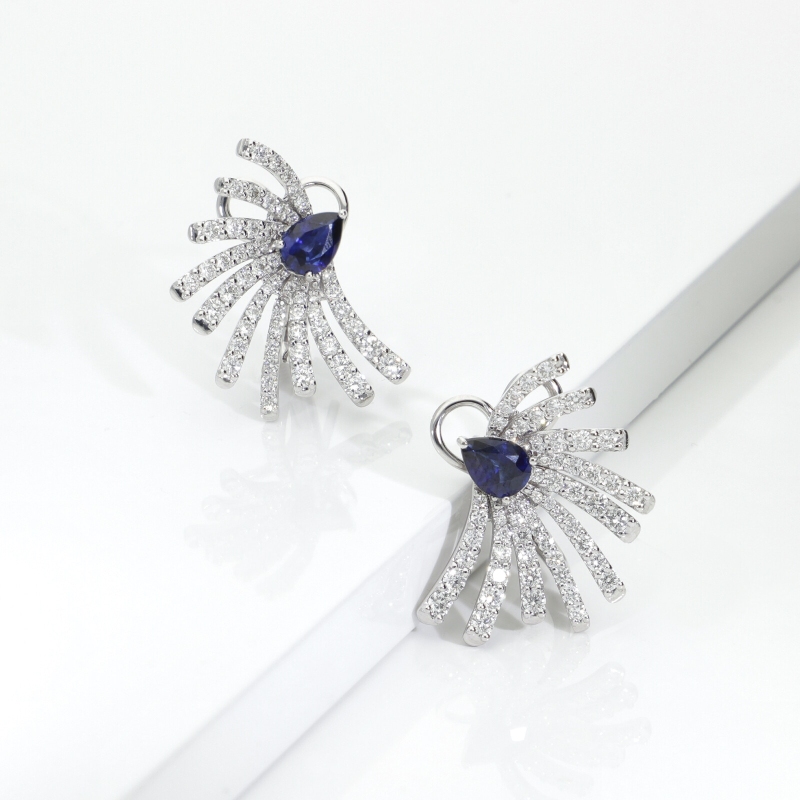 Orecchini design con zaffiri blu a goccia e diamanti in oro bianco