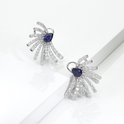 Orecchini design con zaffiri blu a goccia e diamanti in oro bianco