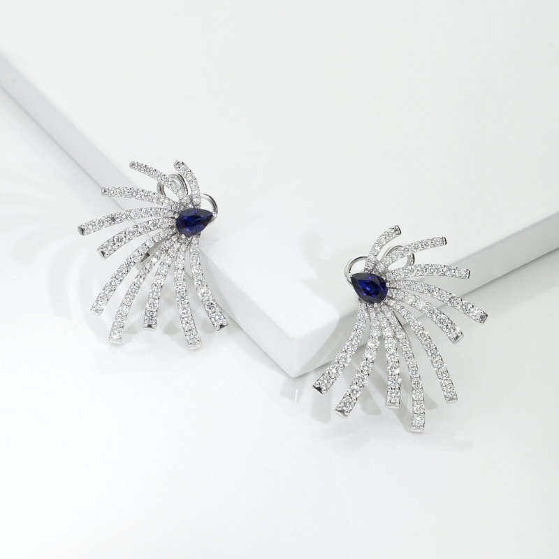 Orecchini design in oro bianco 18k con diamanti e zaffiro blu a goccia