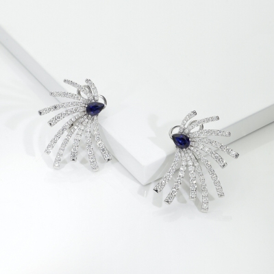 Orecchini design in oro bianco 18k con diamanti e zaffiro blu a goccia