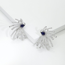 Orecchini design in oro bianco 18k con diamanti e zaffiro blu a goccia