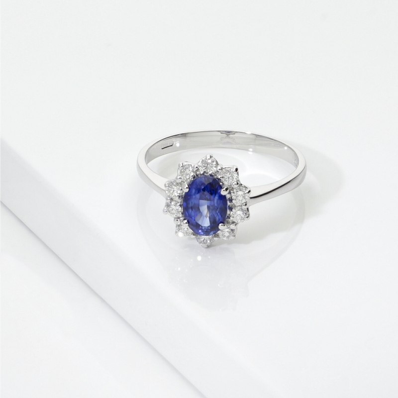 Anello modello contorno in oro bianco 18k con Diamanti e Zaffiro blu centrale