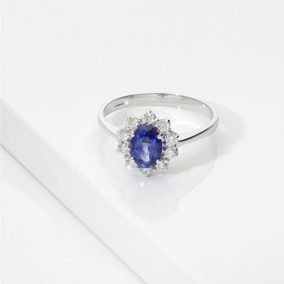 Anello modello contorno in oro bianco 18k con Diamanti e Zaffiro blu centrale