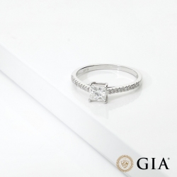 Anello con diamante taglio princess 0.50ct GIA in oro bianco 18k