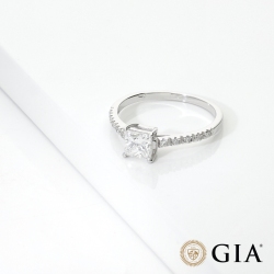Anello con diamante taglio princess 0.70ct GIA in oro bianco 18k