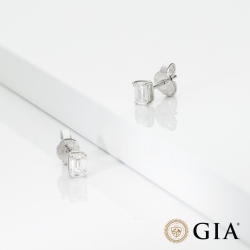 Orecchini punto luce in oro bianco 18k con diamante taglio smeraldo GIA