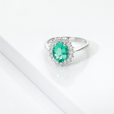 ANELLO CONTORNO CON 16BRILLANTI E SMERALDO OVALE MM9X7